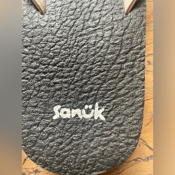 Sanuk Women's Yoga Black and Gold Metallic Flip Flops NWOT Size 10 - Picture 2 of 8